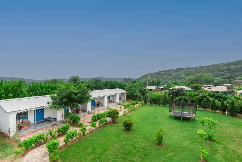 Hill View Rooms beside the gardens and rocky Aravalli hillside